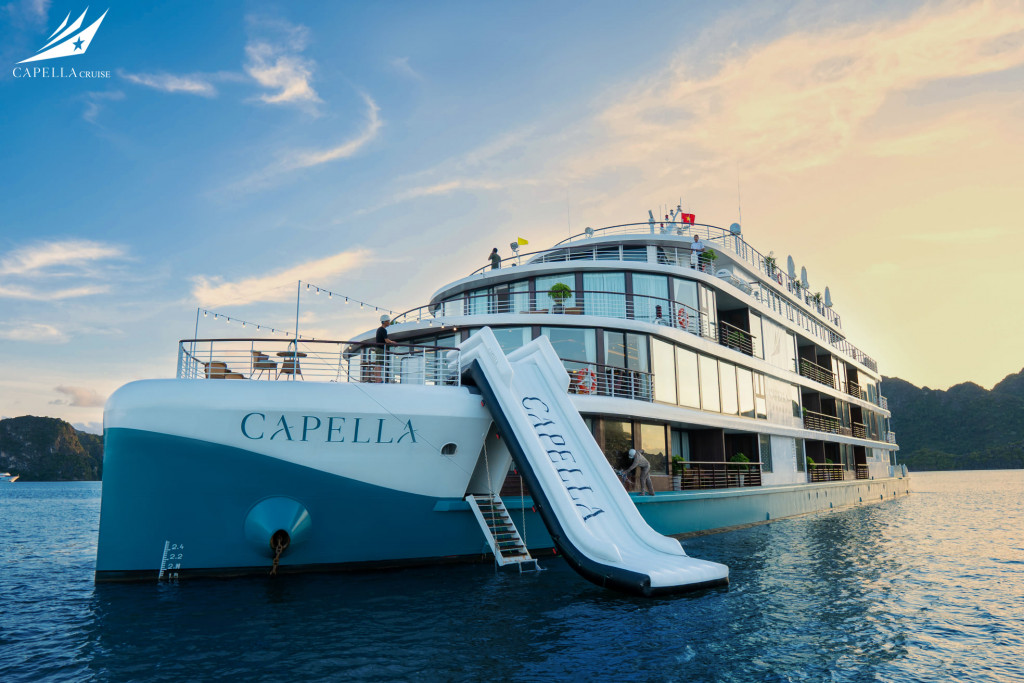 Bên ngoài du thuyền Capella