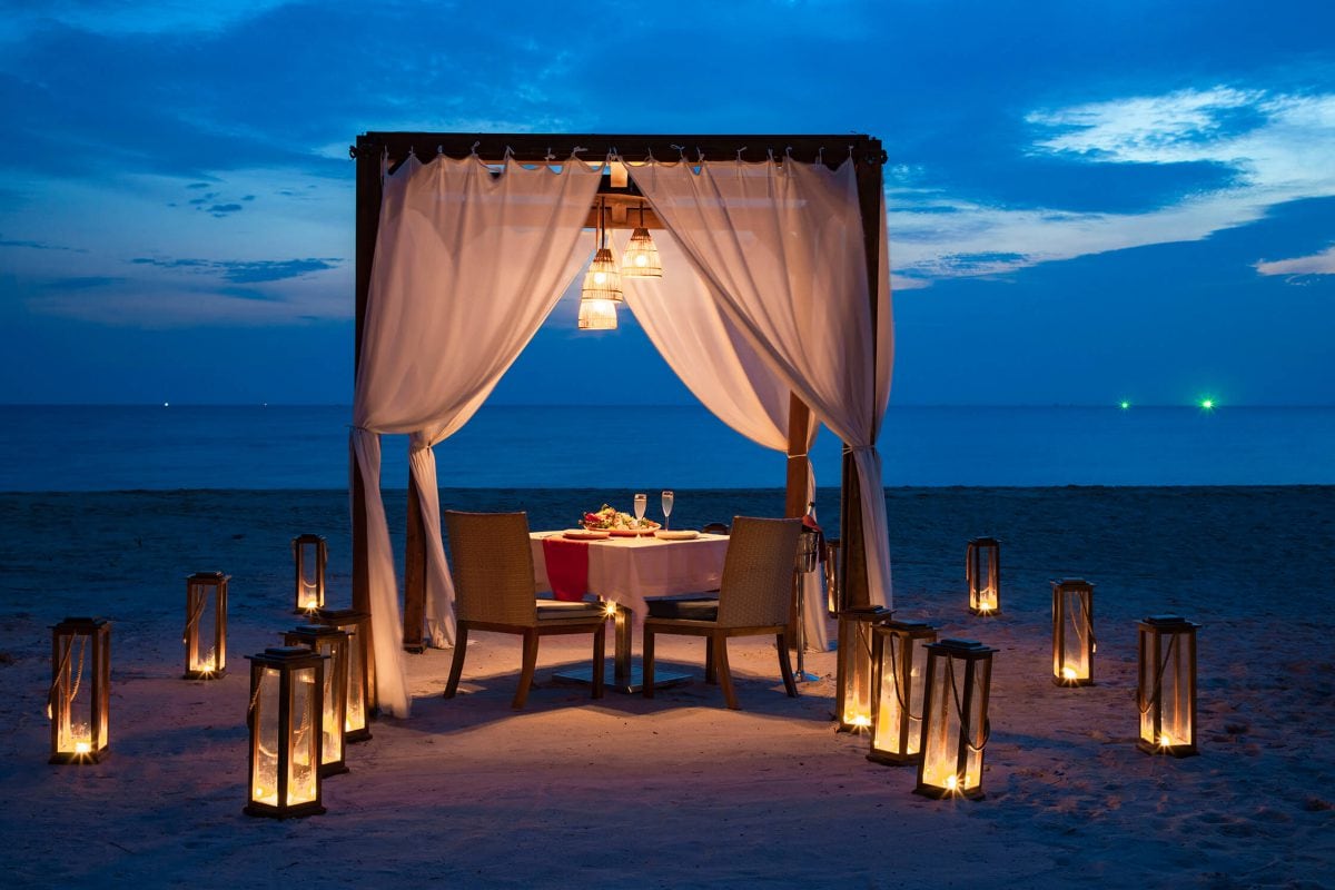 Ăn tối lãng mạn cạnh bãi biển