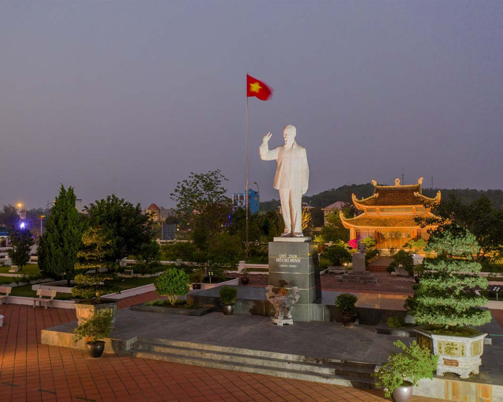 Tượng đài Bác trong khu di tích. Ảnh: Vietnam Plus