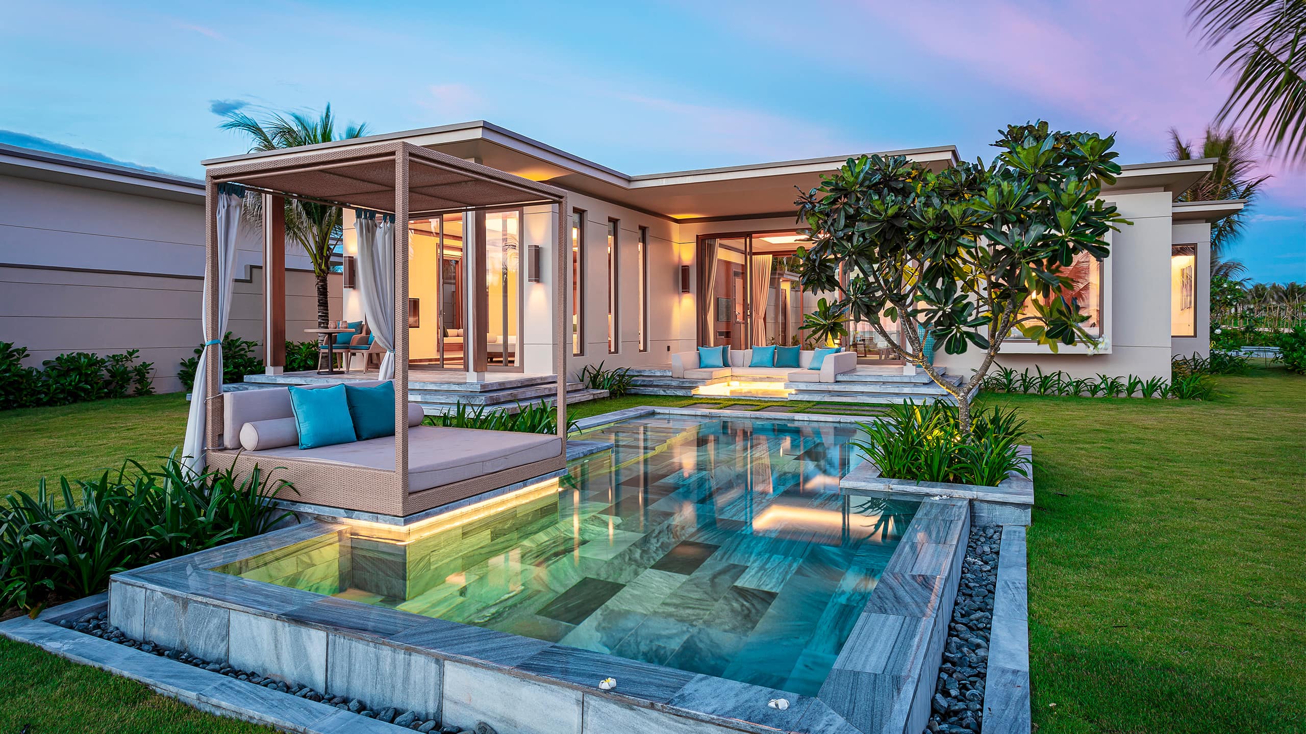 Two-bedroom beachfront pool villa. Ảnh: quynhon.maiaresorts