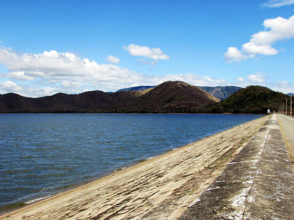 Con đập hồ Cà Giây cao 25,4m, dài 970,5m – Ảnh: Nguyễn Thiên Đăng