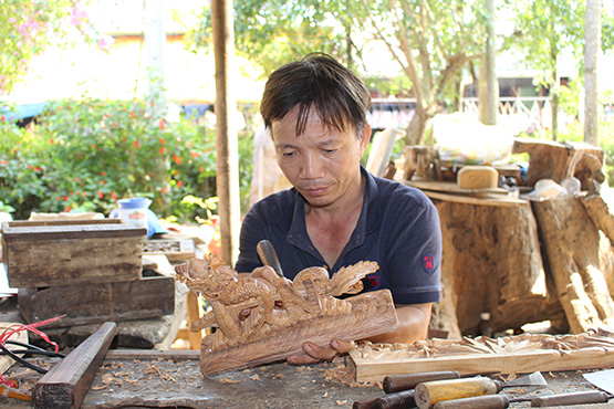 Thợ mộc ở Kim Bồng. Ảnh: Báo Giáo dục TPHCM.