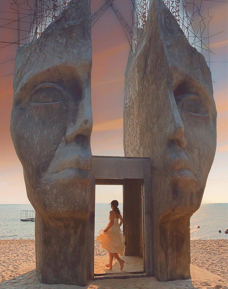 Chiếc cổng The Gate Keeper tại Sunset Sanato Beach Club Phú Quốc. Ảnh: Lê Minh Thúy