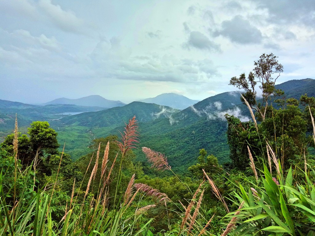 Khung cảnh núi non hùng vĩ ở Khánh Hòa