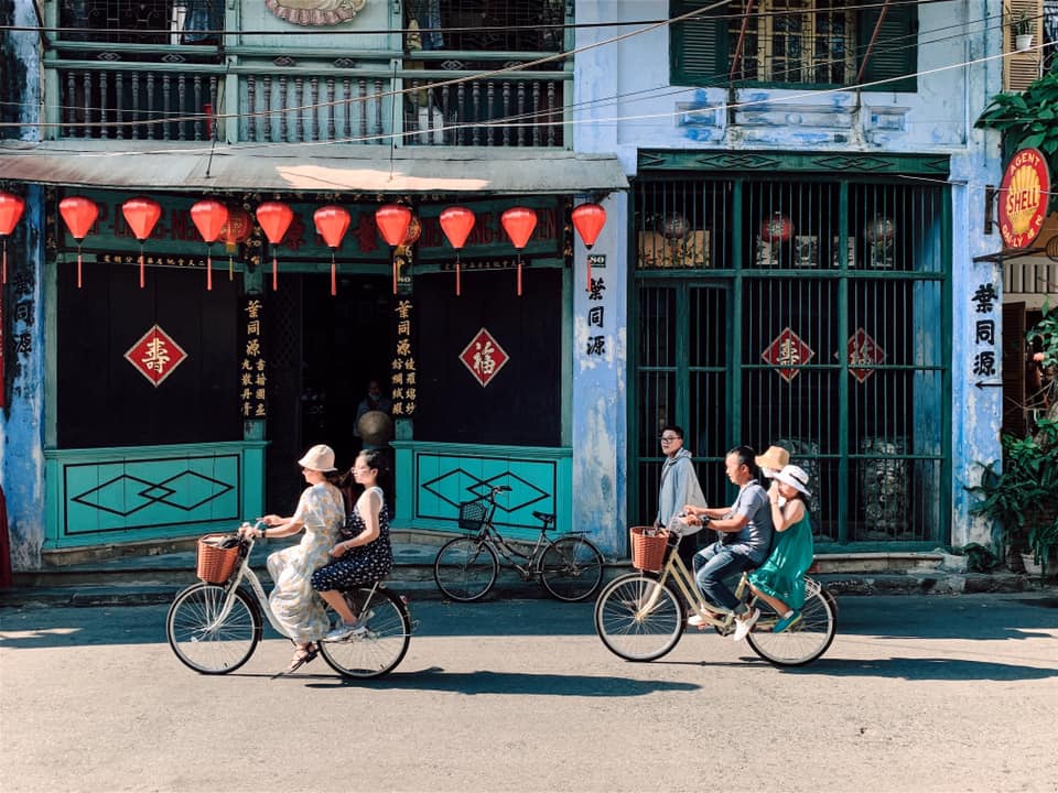 Thong dong đạp xe ở phố cổ Hội An. Ảnh: Huỳnh Ngọc Duy Nguyên