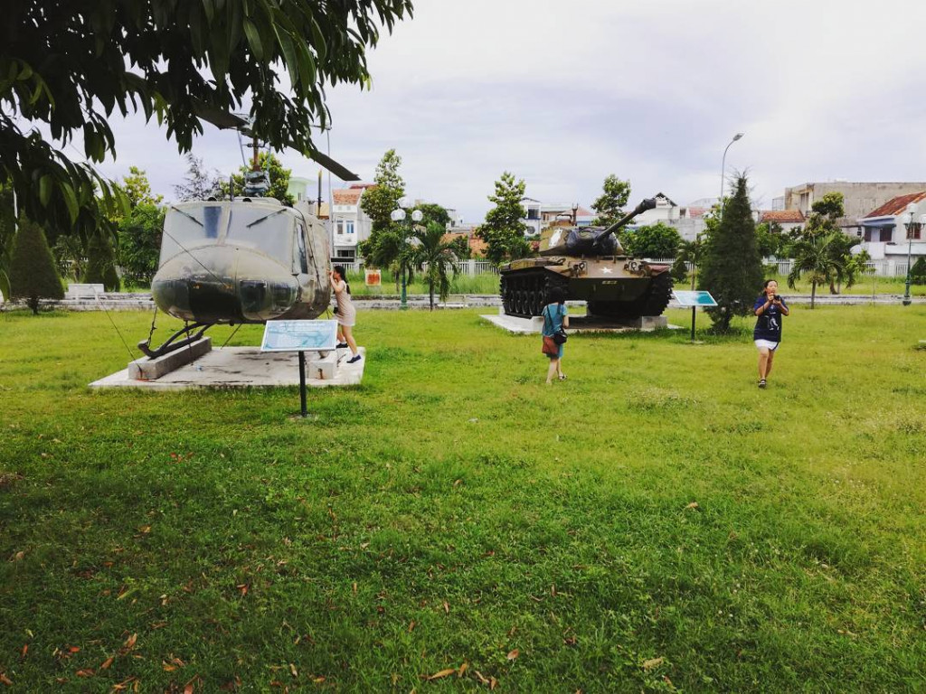Trực thăng và xe tăng được trưng bày tại bảo tàng Phú Yên