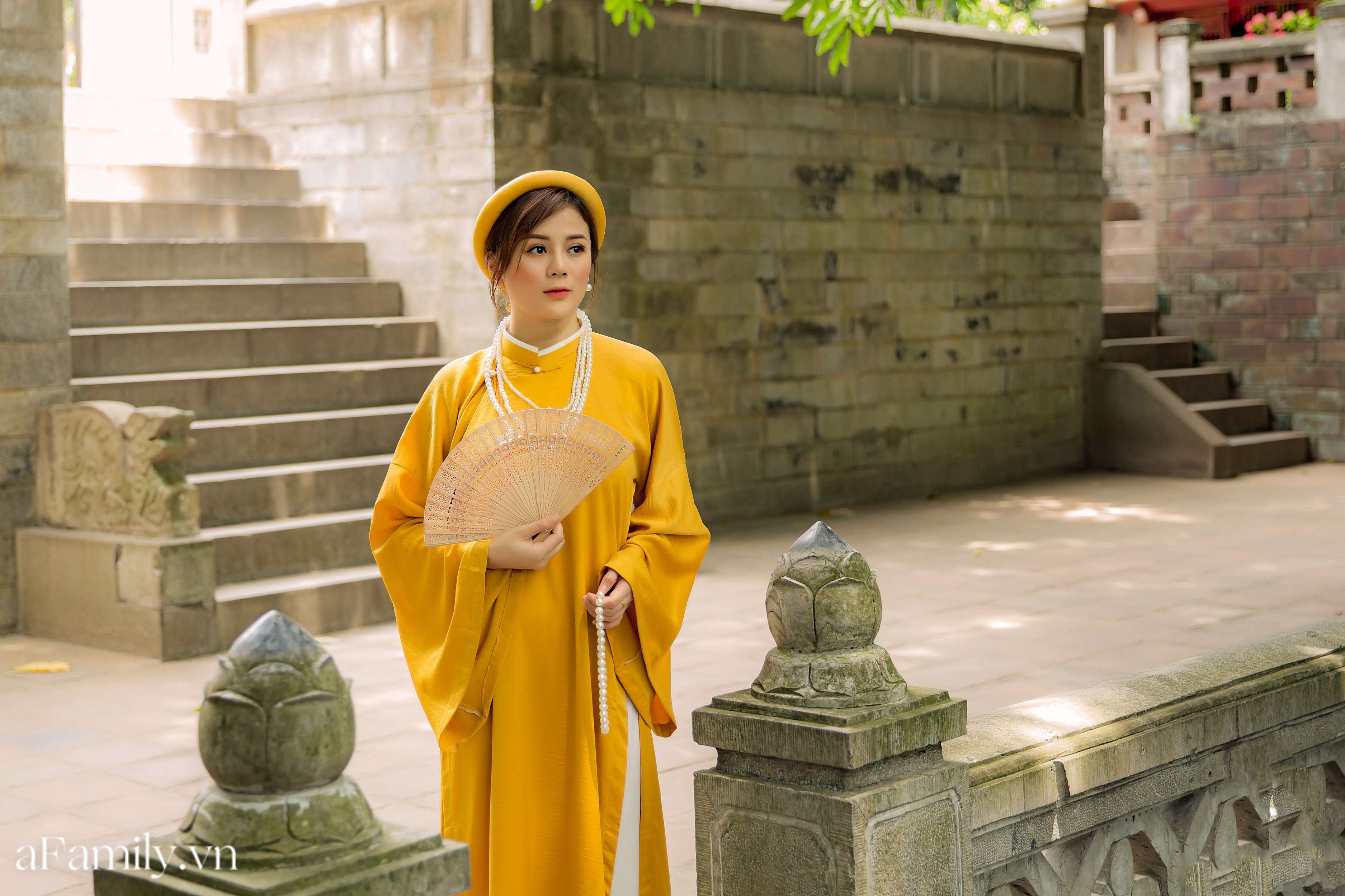 Bạn Nguyễn Thị Trang hóa thân thành phụ nữ xưa trong cổ phục đẹp mắt, check-in tại đền Voi Phục cổ kính. Ảnh: afamily