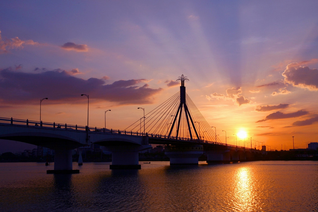 Cầu Sông Hàn trong ánh hoàng hôn. Ảnh: VnExpress.