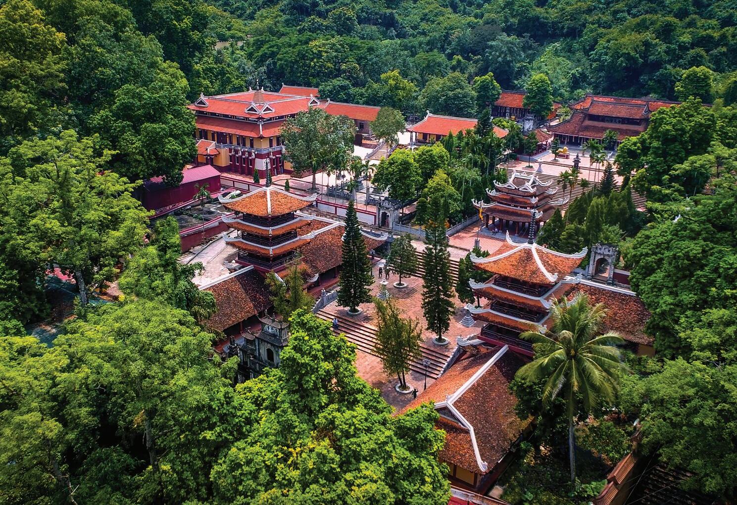 Quần thể chùa Hương nhìn từ trên cao.