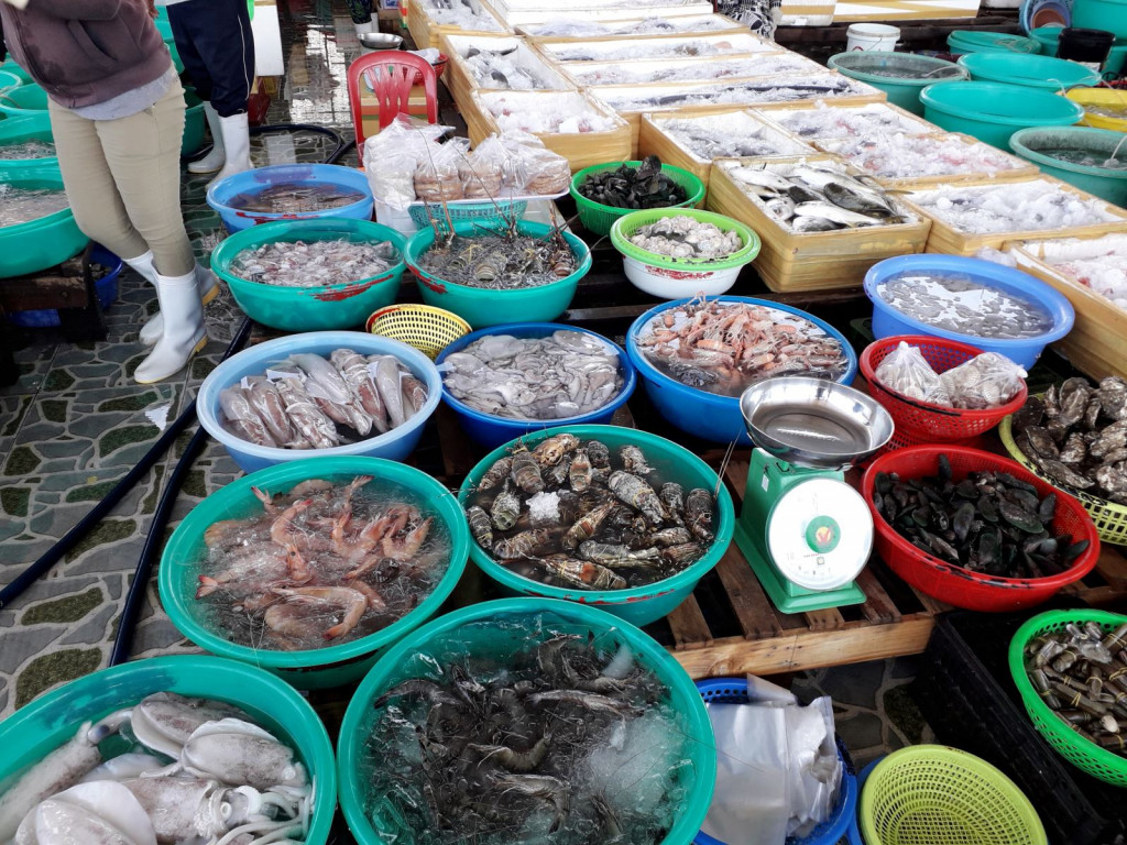 Các quầy hải sản đa dạng trong chợ Đầm