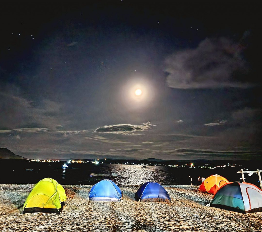Khung cảnh cắm trại đêm cũng tuyệt đẹp trên đảo Hòn Chùa. Ảnh: @huy_tran_227