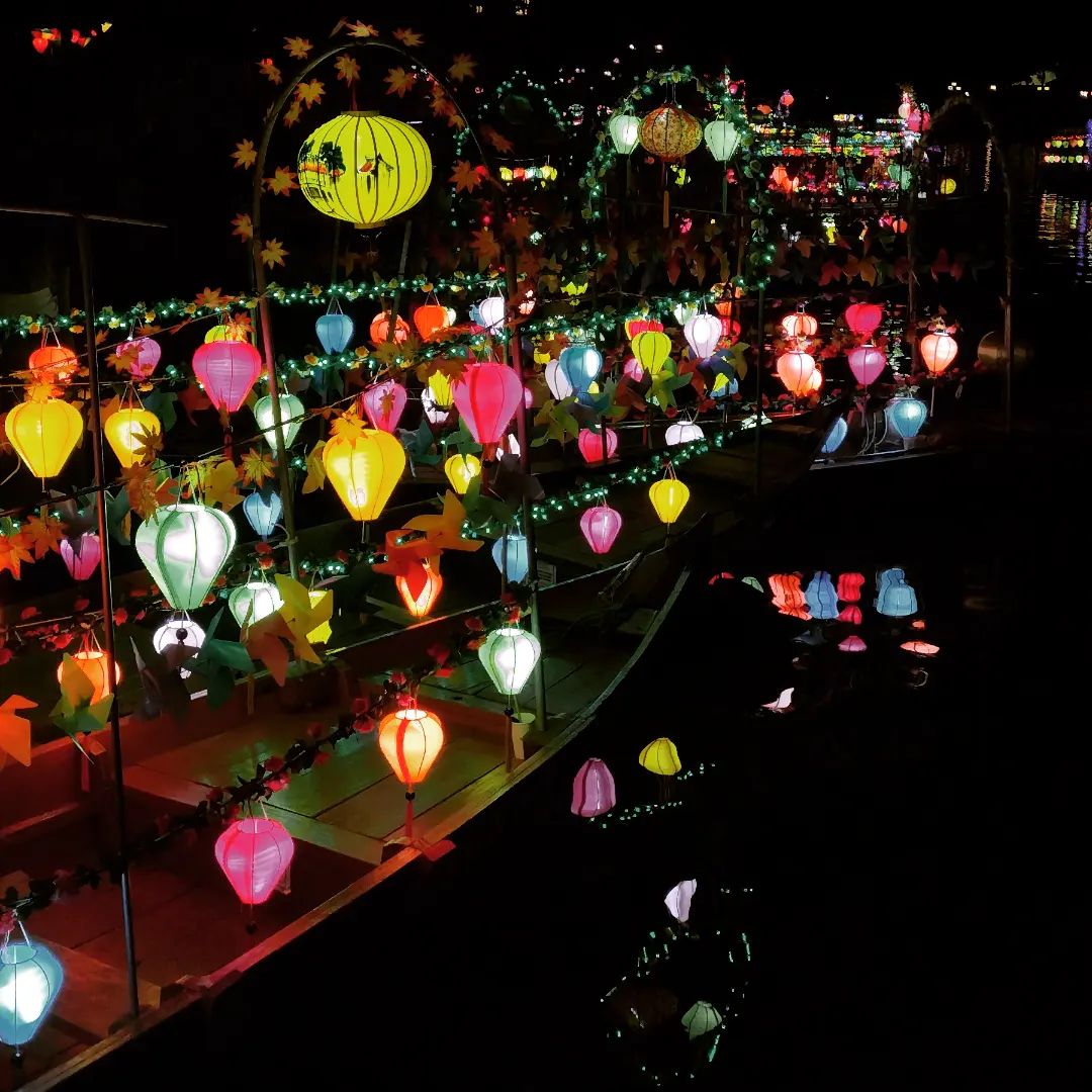 Sông Hoài Hội An về đêm được tô điểm bởi những chiếc đèn lồng xinh xắn. Ảnh: @loveineverymoment