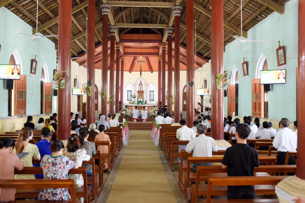 Một buổi lễ. Ảnh: Fb Nhà thờ cổ Tùng Sơn.