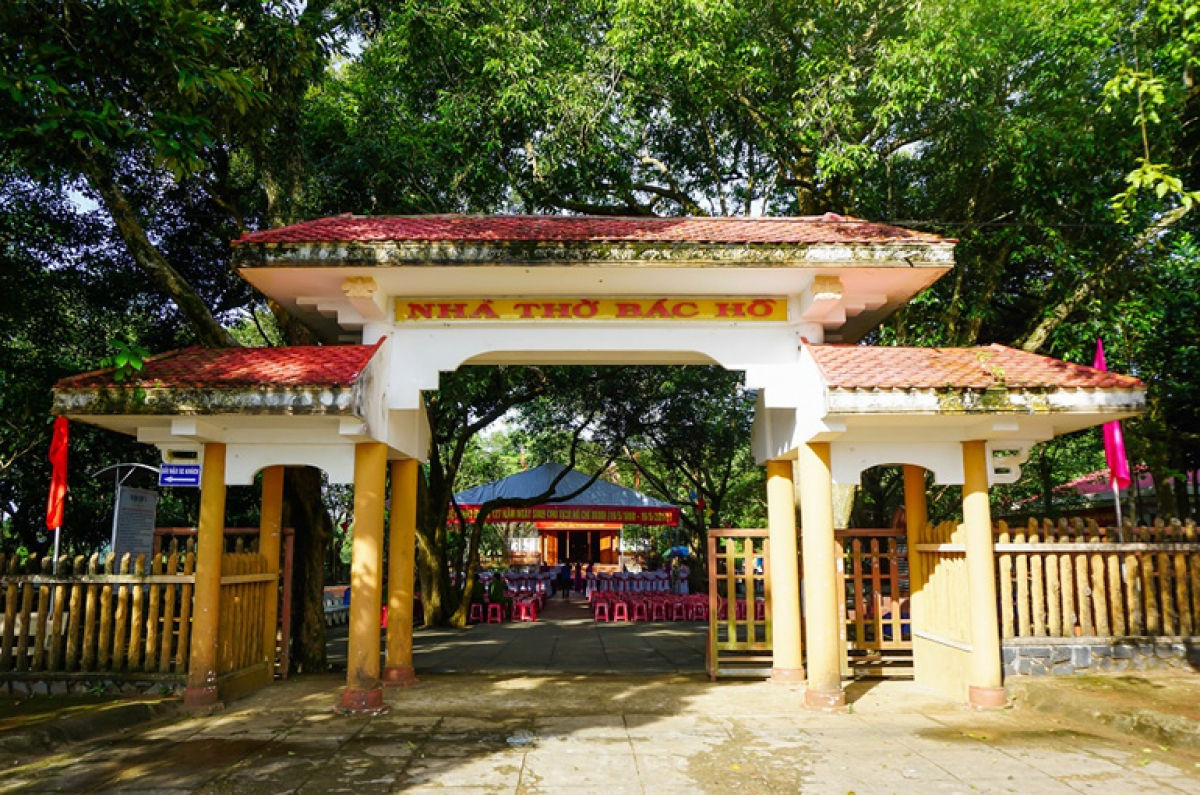 nhà-thờ-bác-hồ-Vân-Hòa-Phú-Yên-ivivu