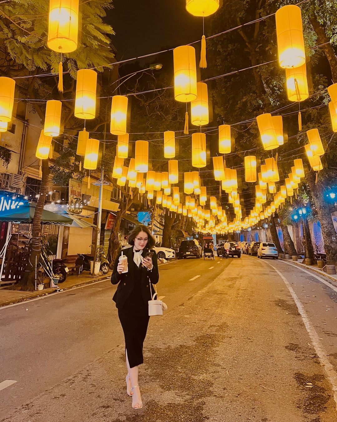 Buổi tối, phố bích họa Phùng Hưng được tô điểm bởi những chiếc đèn lồng rực rỡ.