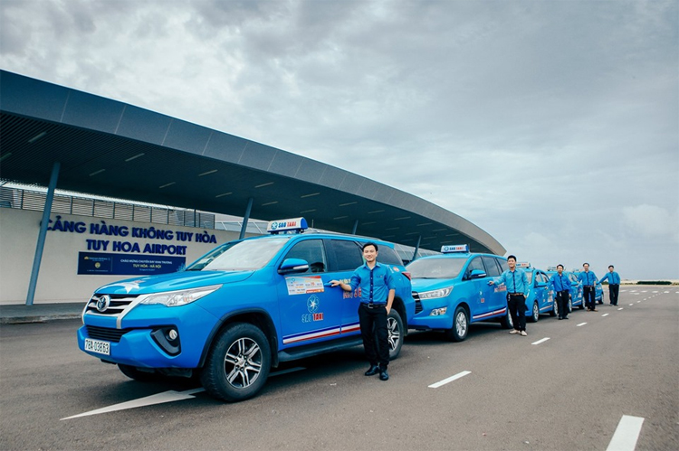 Dịch vụ đưa đón của Sao Taxi ở sân bay Tuy Hòa, Phú Yên. Ảnh: saotaxi.