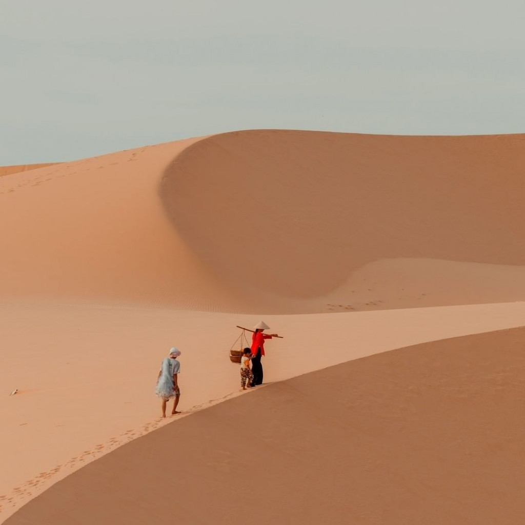 Hình ảnh người dân Ninh Thuận băng qua những đồi cát vô cùng vất vả. Ảnh: