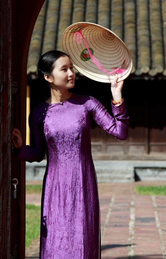 Cô gái trong tà áo dài với nón lá bài thơ. Ảnh: Dân Việt.