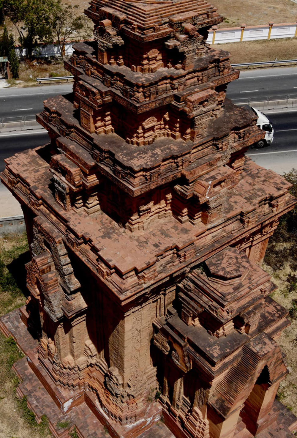Tháp Hòa Lai nhìn từ trên cao, các mặt được chạm khắc tinh xảo.
