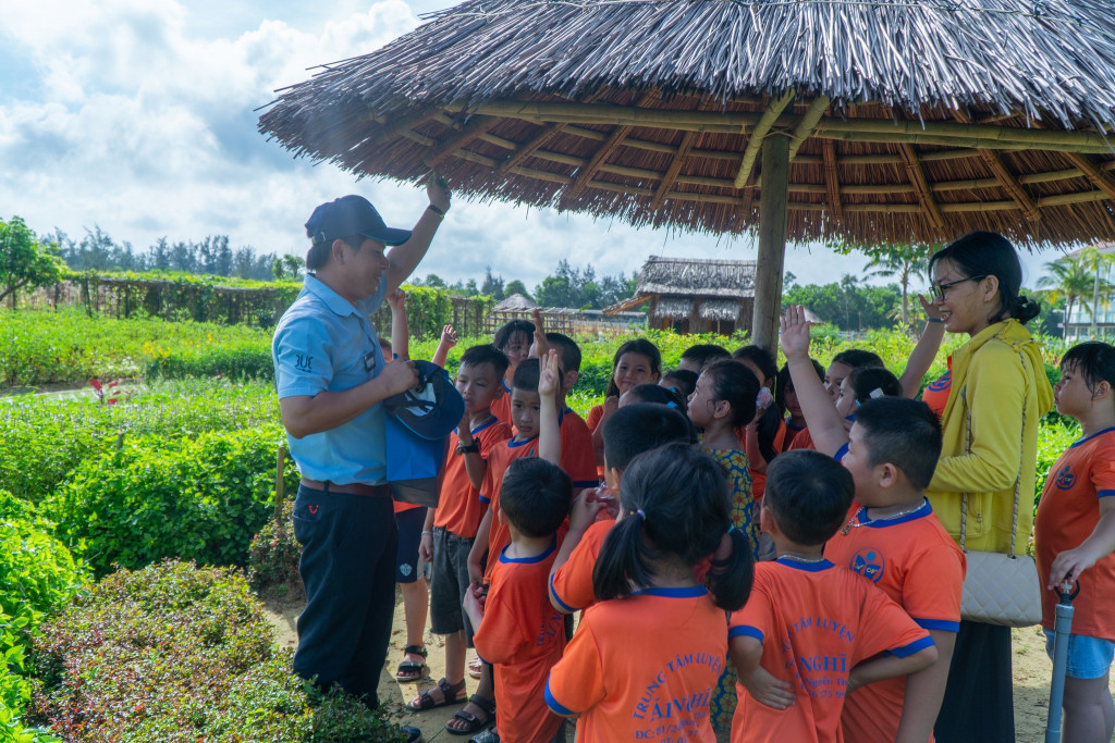 Trẻ em tham quan vườn rau hữu cơ ở khu nghỉ dưỡng. Ảnh: TUI BLUE Nam Hội An.