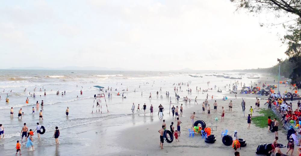 Bãi biển Trà Cổ thu hút nhiều du khách đến tham quan, tắm biển. Ảnh: quangninh.gov.