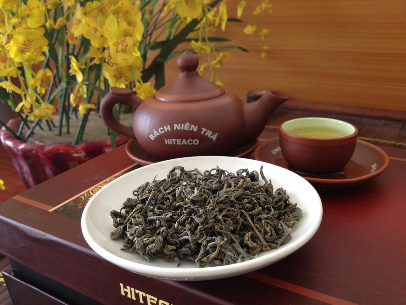 Thưởng thức trà Shan Tuyết trong ấm chén bằng đất nung. Ảnh: tafood.
