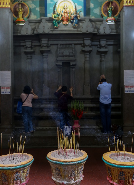 Lễ nghi úp mặt vào vách đá cầu nguyện ở chùa Bà Ấn. Ảnh: vnexpress.