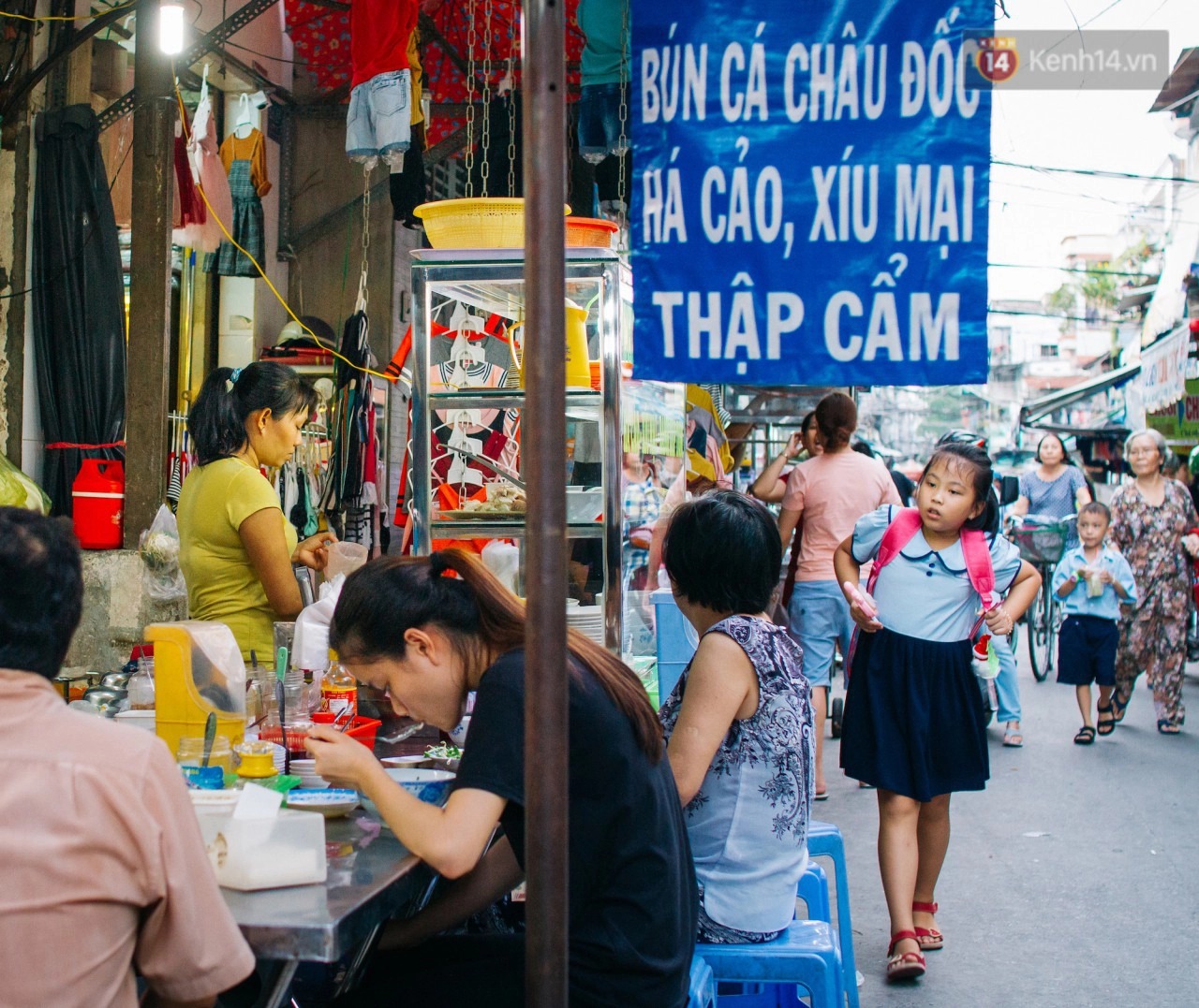 Chợ Campuchia ngày nay còn mọc lên nhiều quán ăn mang hương vị của vùng Nam Bộ, Việt Nam.