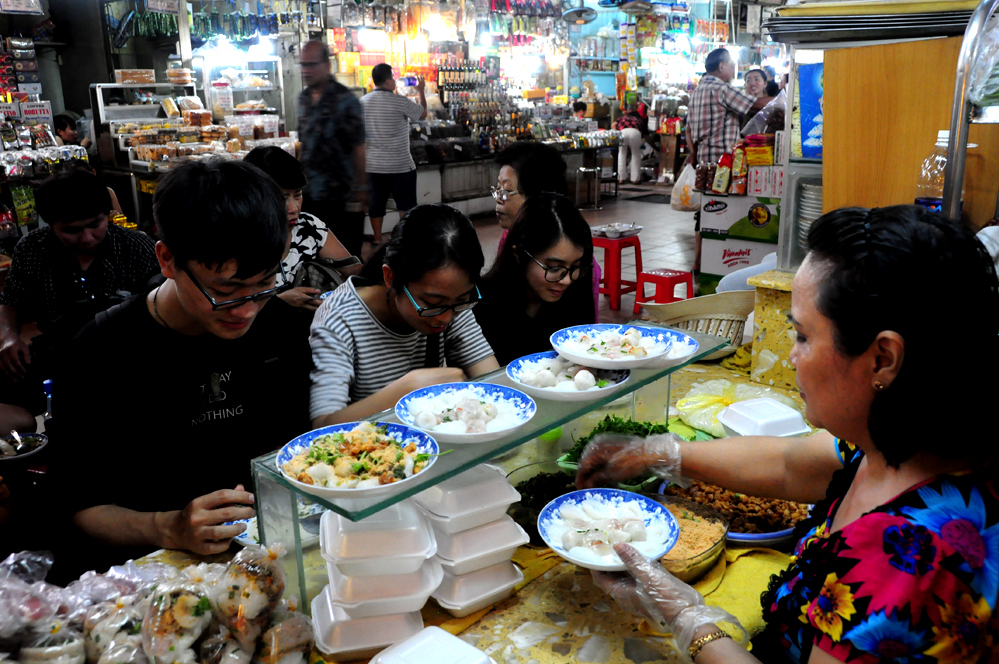 Các hàng ăn thu hút khách tại chợ Bến Thành. Ảnh: Báo Ngôi Sao.