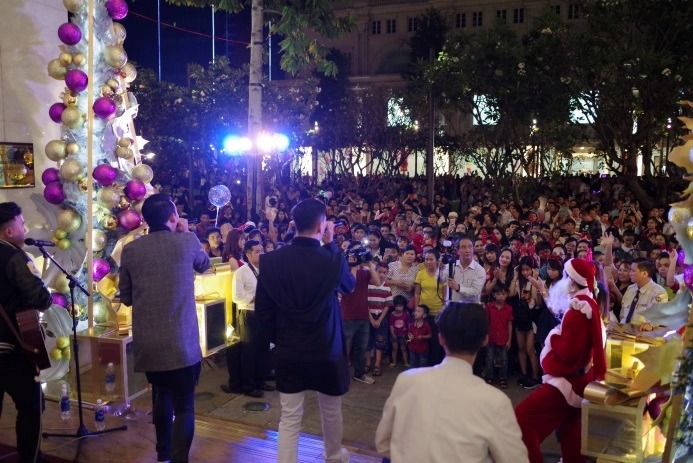 Một lễ hội âm nhạc đường phố đêm Giáng Sinh được tổ chức tại phố đi bộ. Ảnh: zingnews.