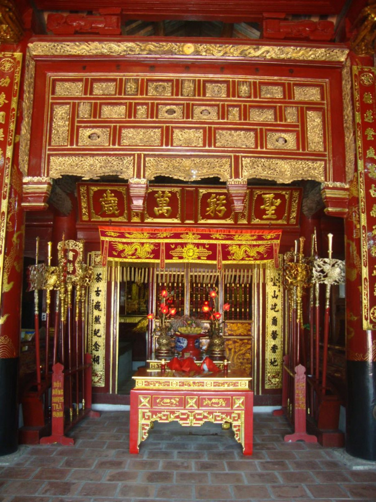 Gian thờ chính giữa đình. Ảnh: Bảo tàng Quảng Ninh.