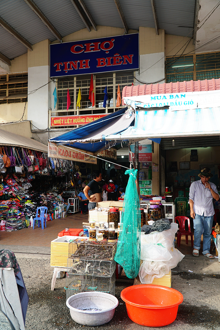 Chợ Tịnh Biên - nơi nổi tiếng bày bán các loại côn trùng. Ảnh: Vnexpress.
