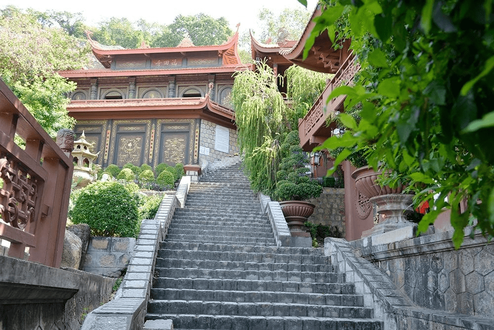 Các bậc thang dẫn từ chân núi lên chùa Hang. Ảnh: petrotimes.vn.