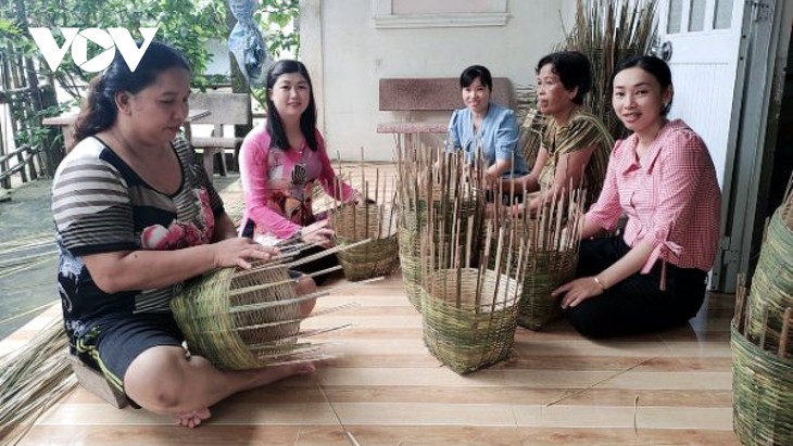 Nghề đan lát ở xã Phú Tân, huyện Châu Thành, tỉnh Sóc Trăng. Ảnh: VOV.