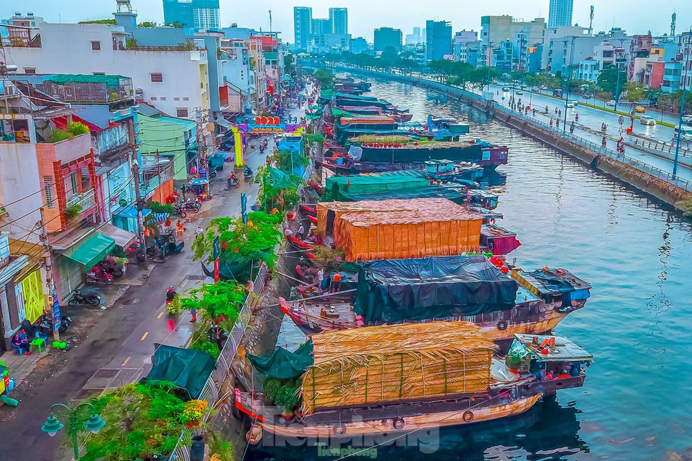 Một góc chợ hoa xuân “Trên bến dưới thuyền" bến Bình Đông (quận 8). Ảnh minh họa: Báo Tiền Phong.