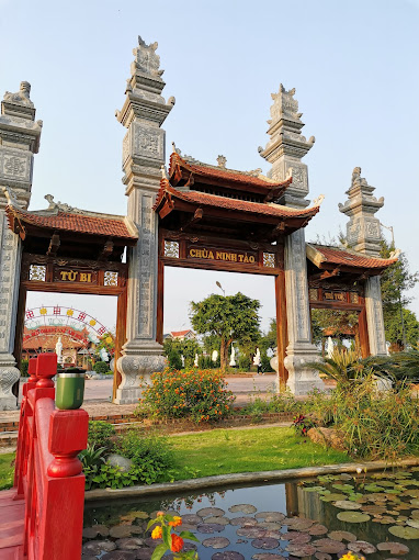 Cổng chùa Ninh Tảo. Ảnh: Quỳnh Nguyễn.